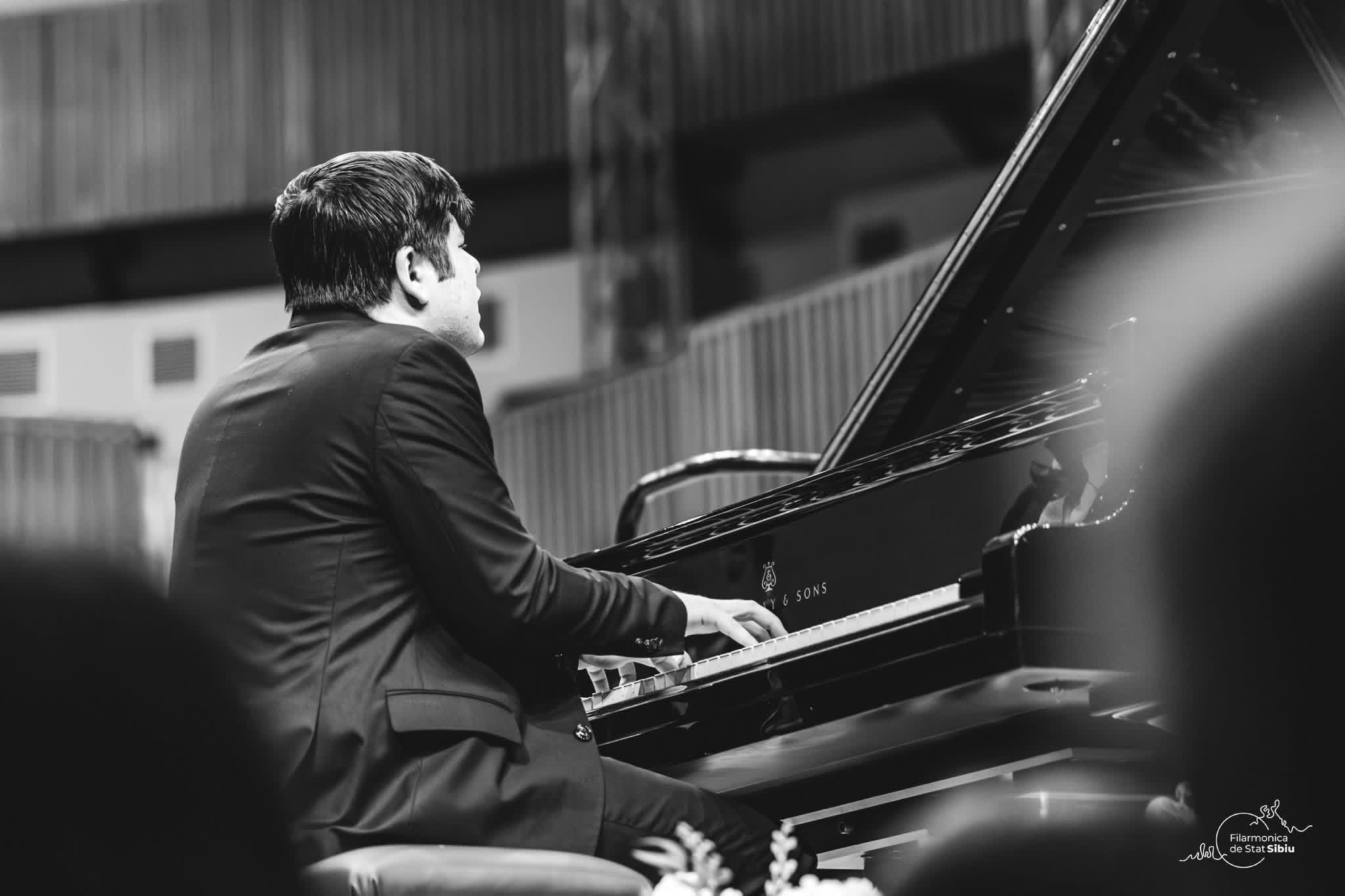 Robert Bascoveanu at the piano